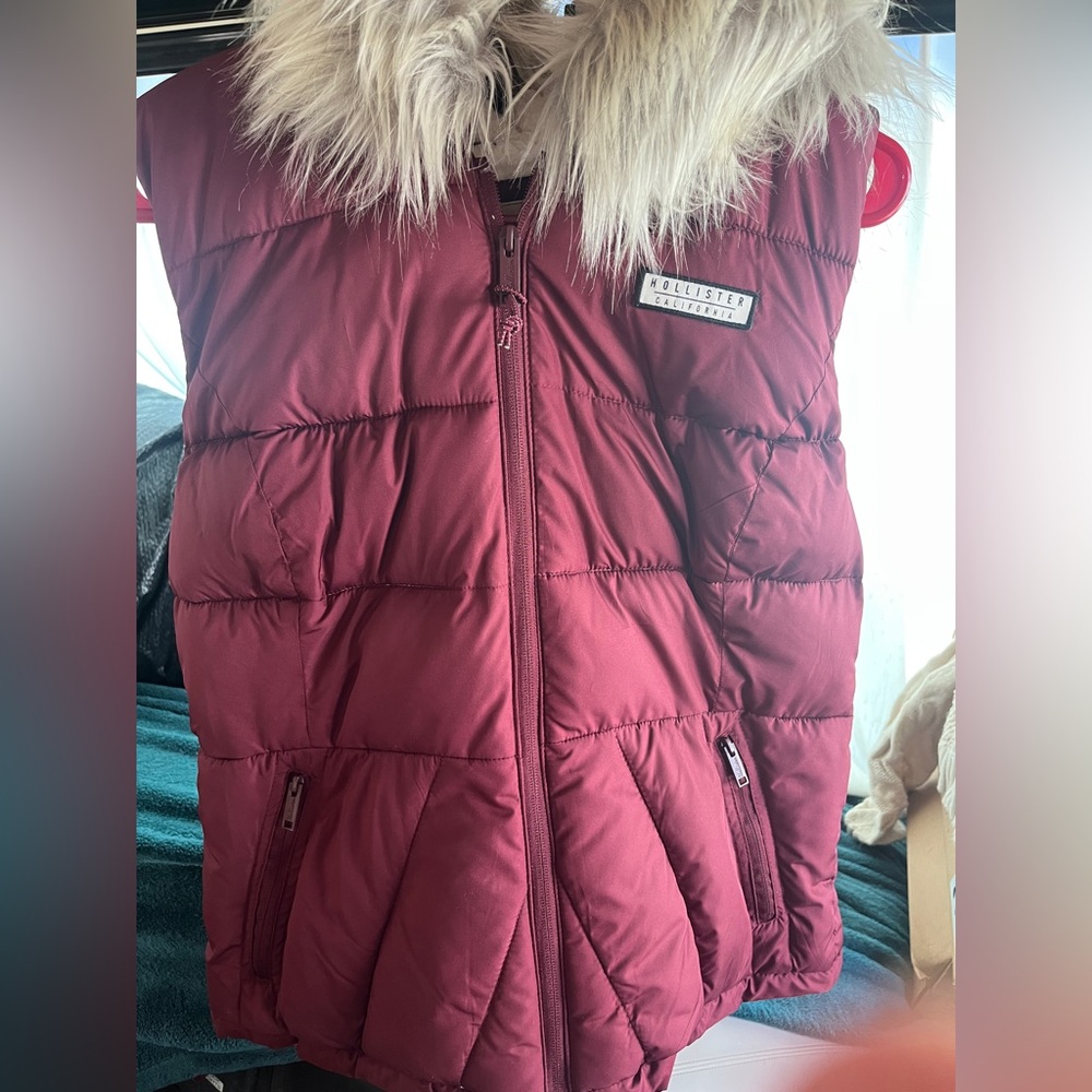 NWOT HOLLISTER VEST WITH FUR LINE HOOD. Burgundy color. Size large‎